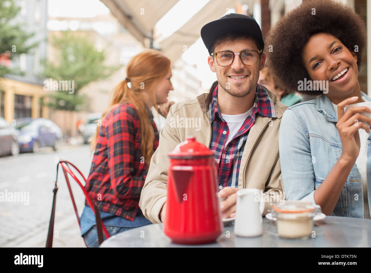 Paar, trinken Kaffee im Straßencafe Stockfoto