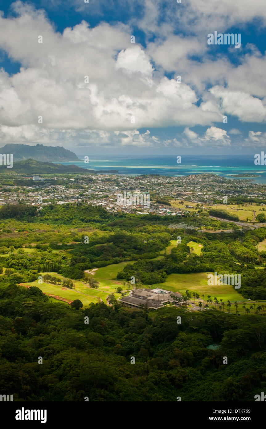 Blick in Richtung Kaneohe aus der Pali Lookout, Oahu, Hawaii Stockfoto