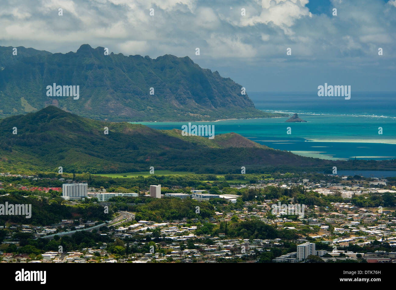 Blick in Richtung Kaneohe aus der Pali Lookout, Oahu, Hawaii Stockfoto