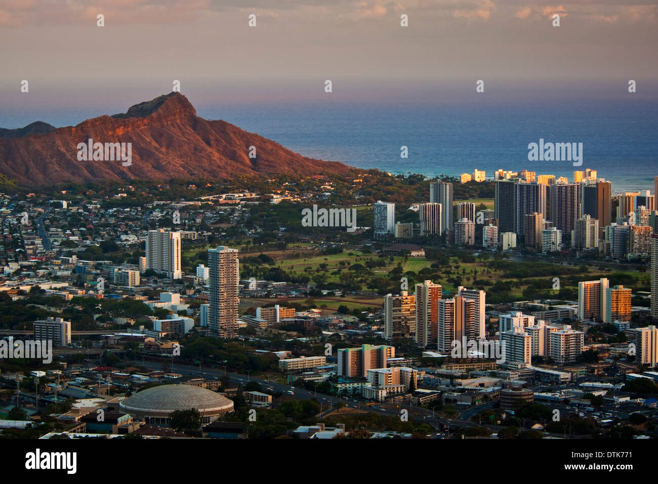 Abendlicht am Diamond Head Krater und Waikiki, Honolulu, Oahu, Hawaii Stockfoto