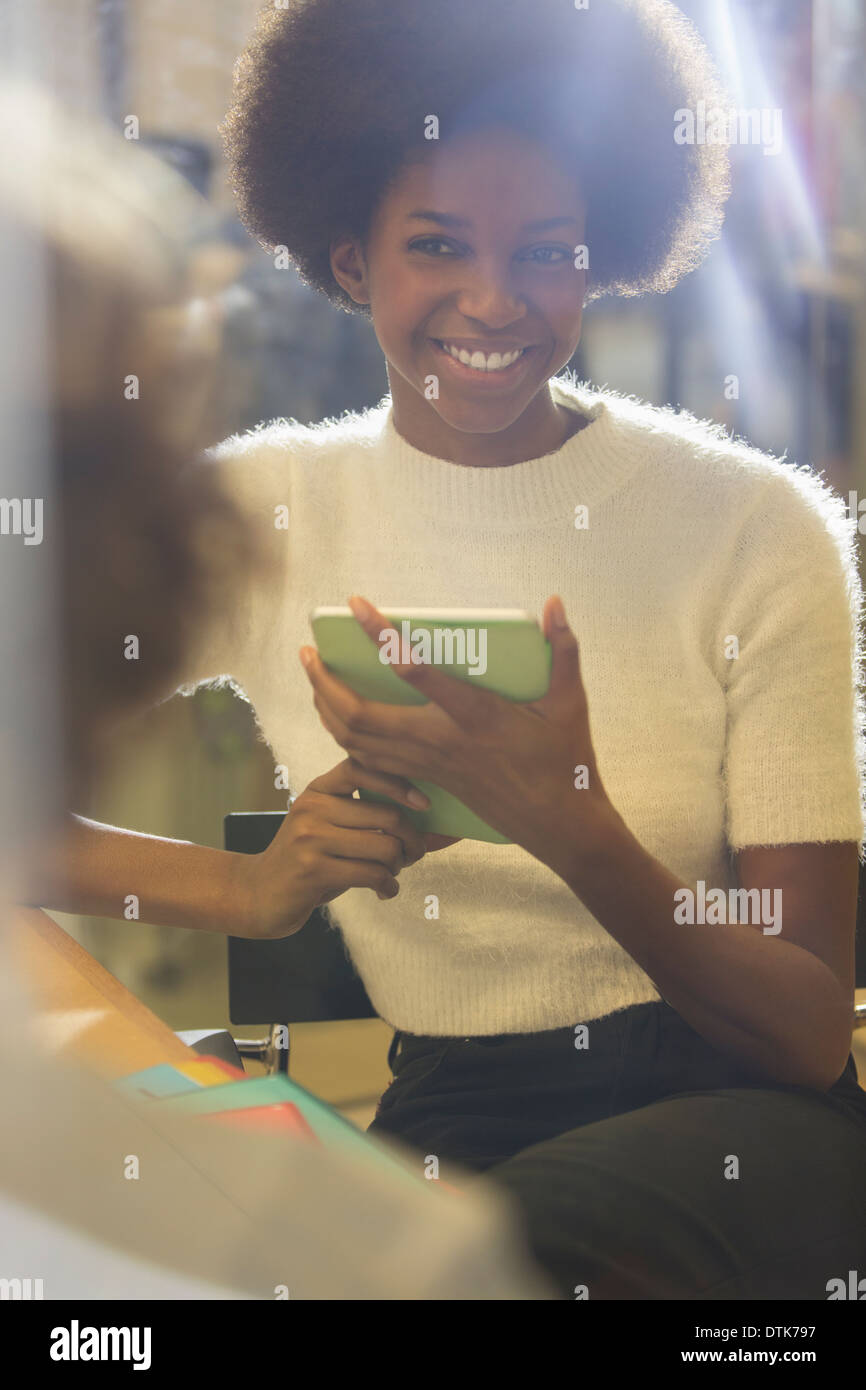 Frau mit digital-Tablette Stockfoto