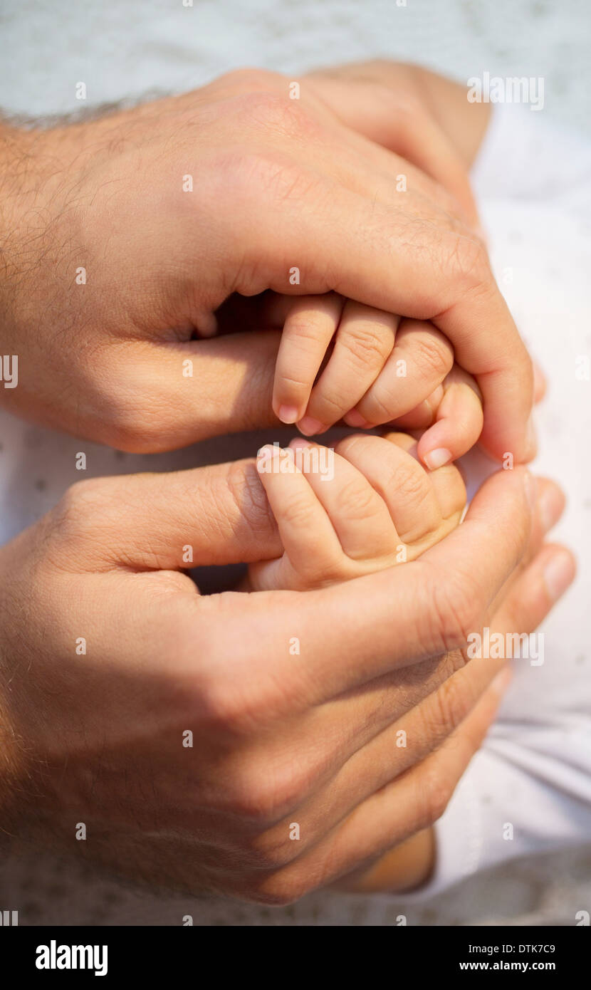 Vater Baby Boy Händchenhalten Stockfoto