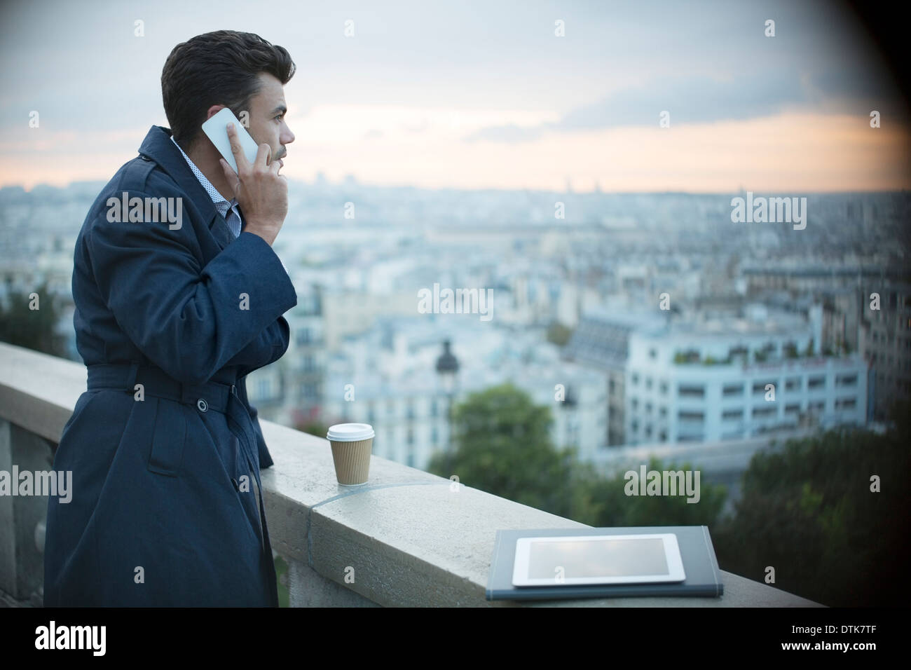 Geschäftsmann am Handy mit Blick auf Paris, Frankreich Stockfoto