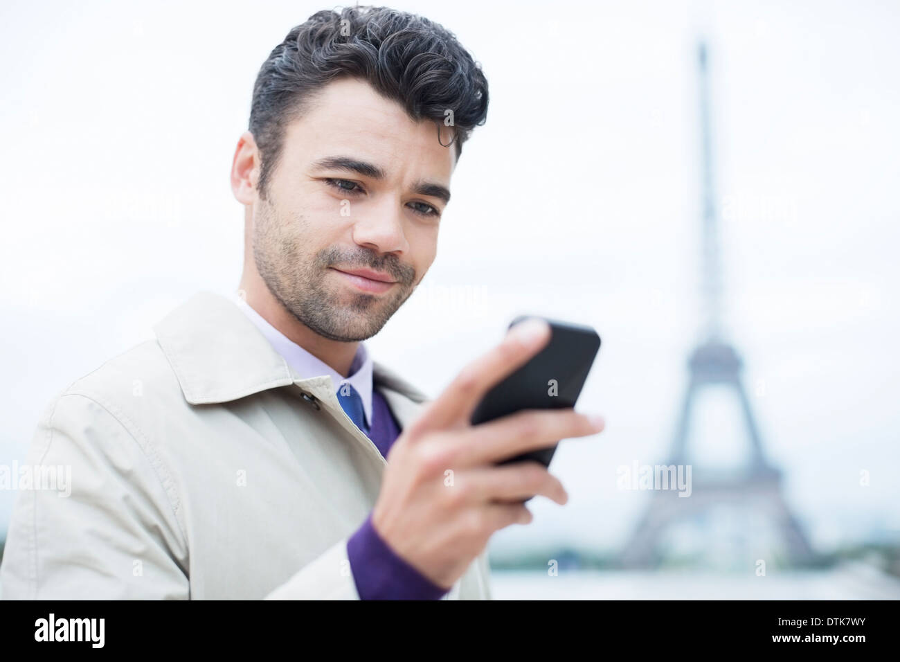 Geschäftsmann mit Handy von Eiffelturm, Paris, Frankreich Stockfoto