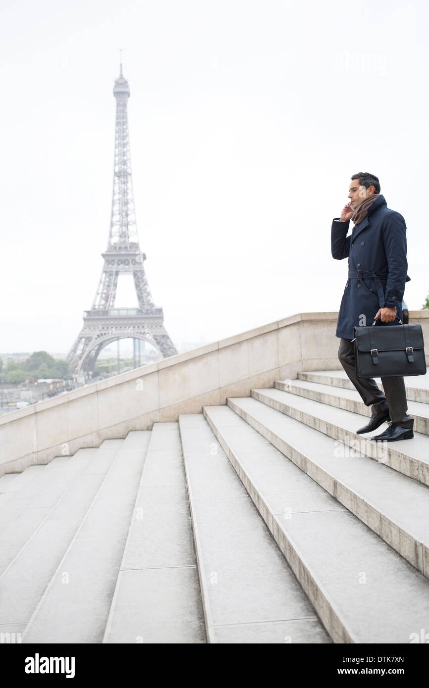 Geschäftsmann, reden über Handy auf Stufen in der Nähe von Eiffelturm, Paris, Frankreich Stockfoto