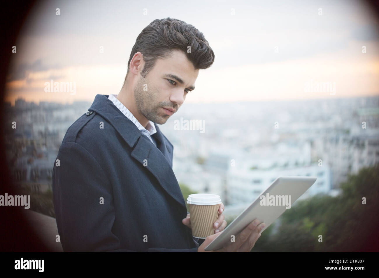 Geschäftsmann mit digital-Tablette mit Blick auf Paris, Frankreich Stockfoto
