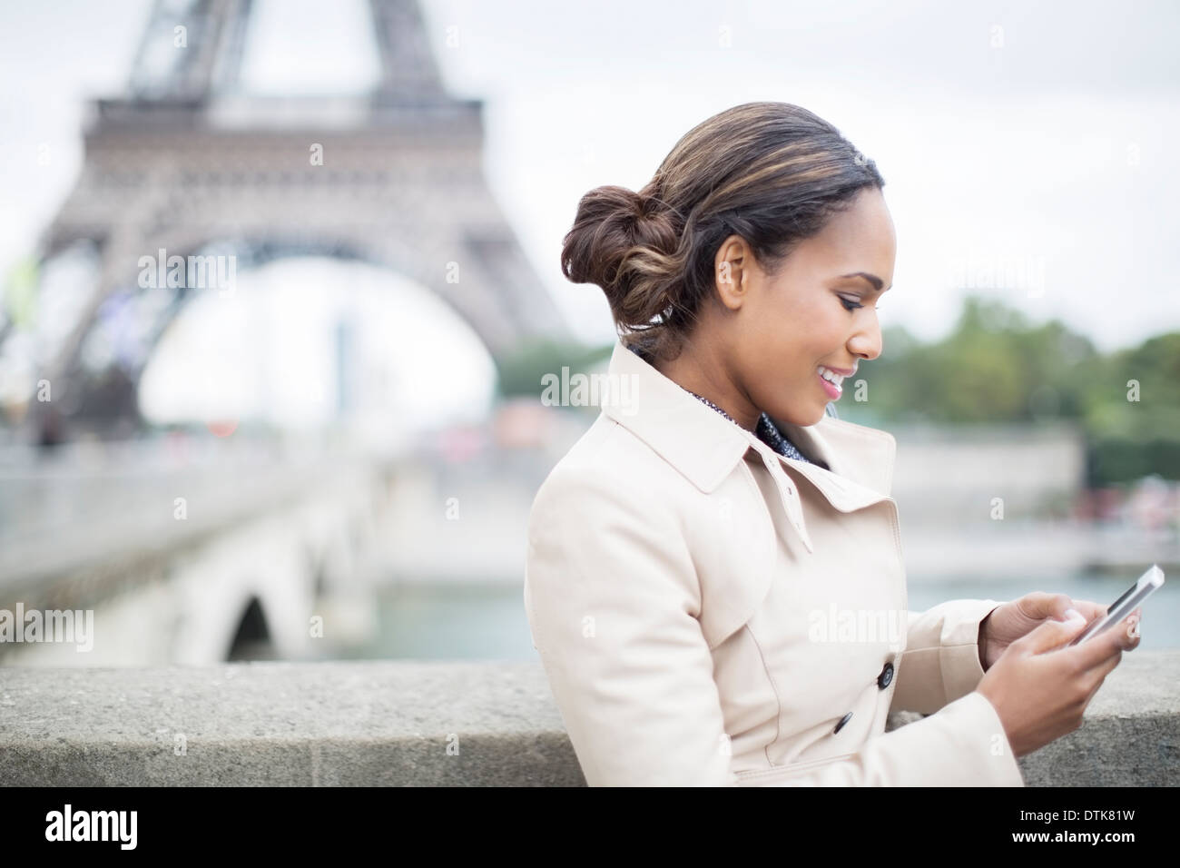 Geschäftsfrau mit Handy in der Nähe von Eiffelturm, Paris, Frankreich Stockfoto