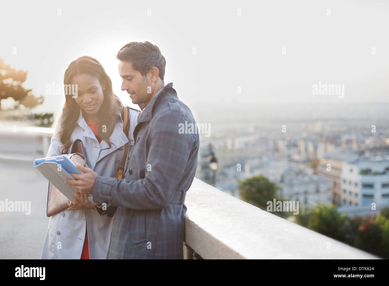 Geschäftsleute sprechen am Felsvorsprung über Paris, Frankreich Stockfoto