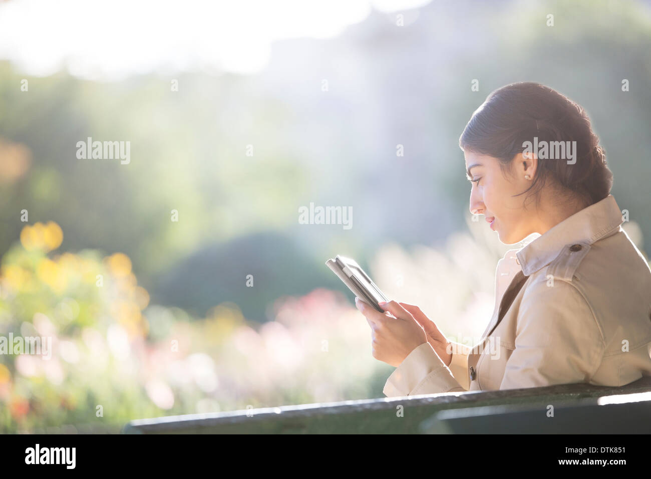 Geschäftsfrau mit digital-Tablette im park Stockfoto