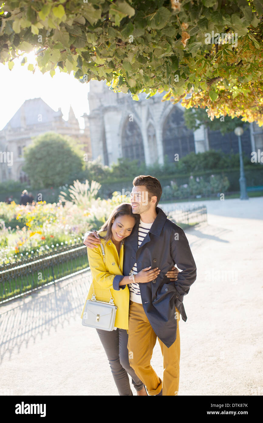 Paare, die gemeinsam im Stadtpark Stockfoto