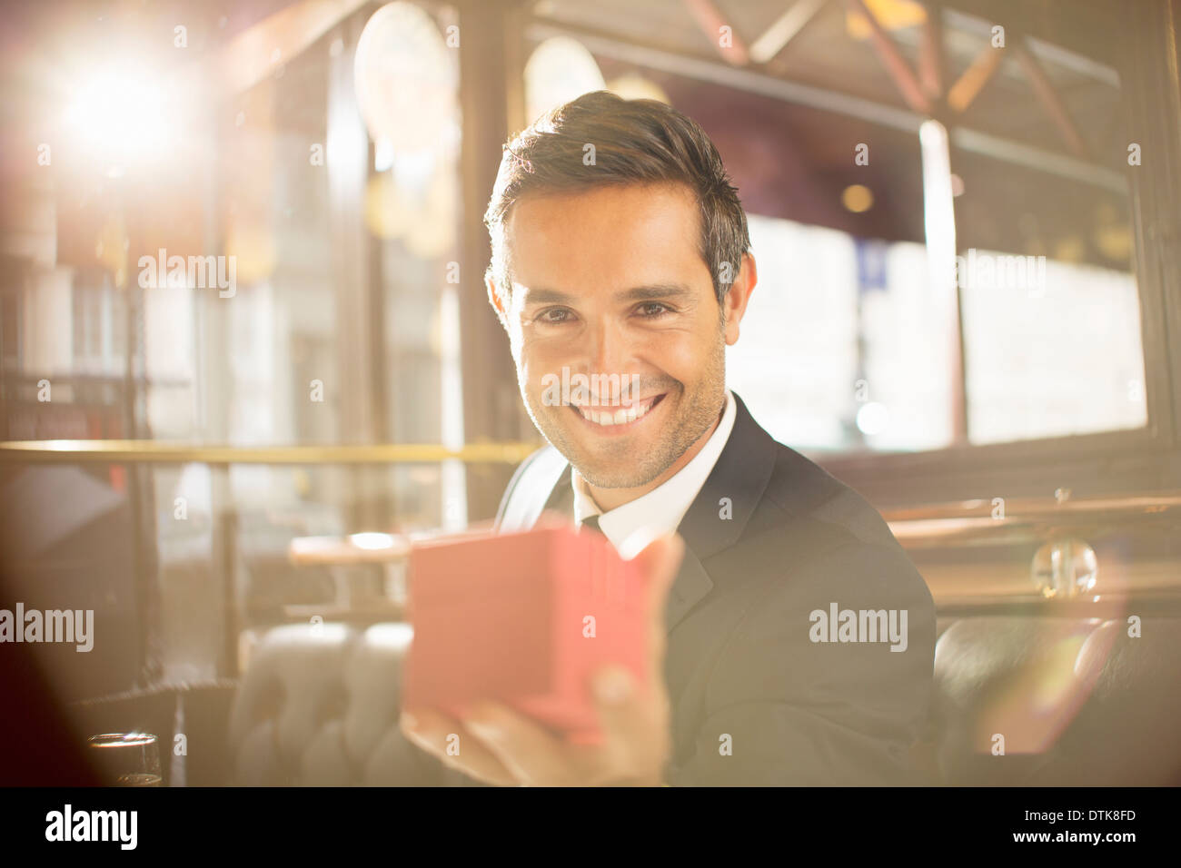Gut gekleideter Mann mit Schmuck-Box im restaurant Stockfoto