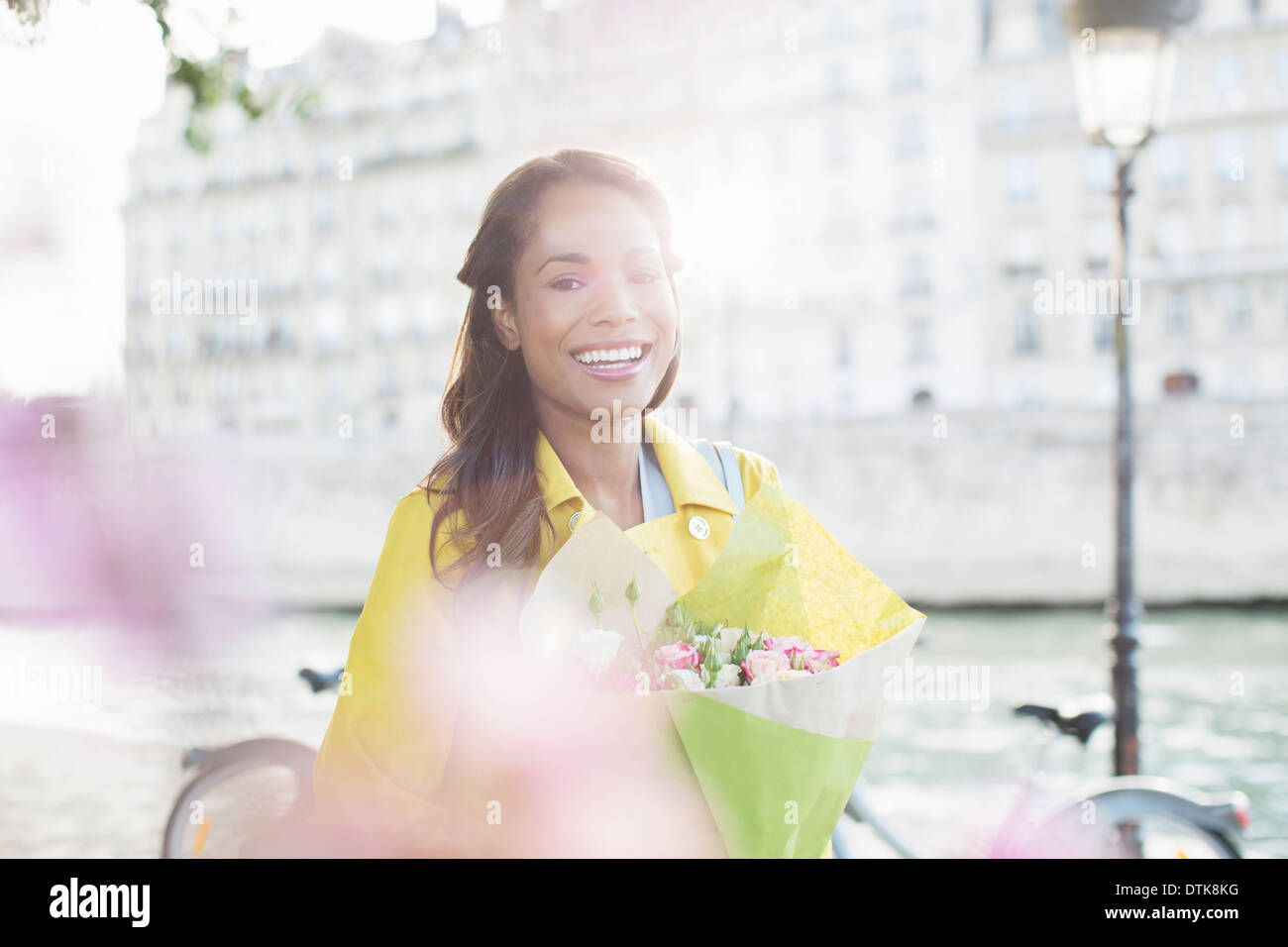 Frau mit Blumenstrauß entlang Seine, Paris, Frankreich Stockfoto