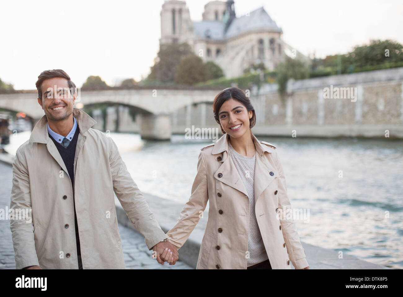 Paar Hand in Hand entlang Seine in der Nähe von Kathedrale Notre Dame, Paris, Frankreich Stockfoto