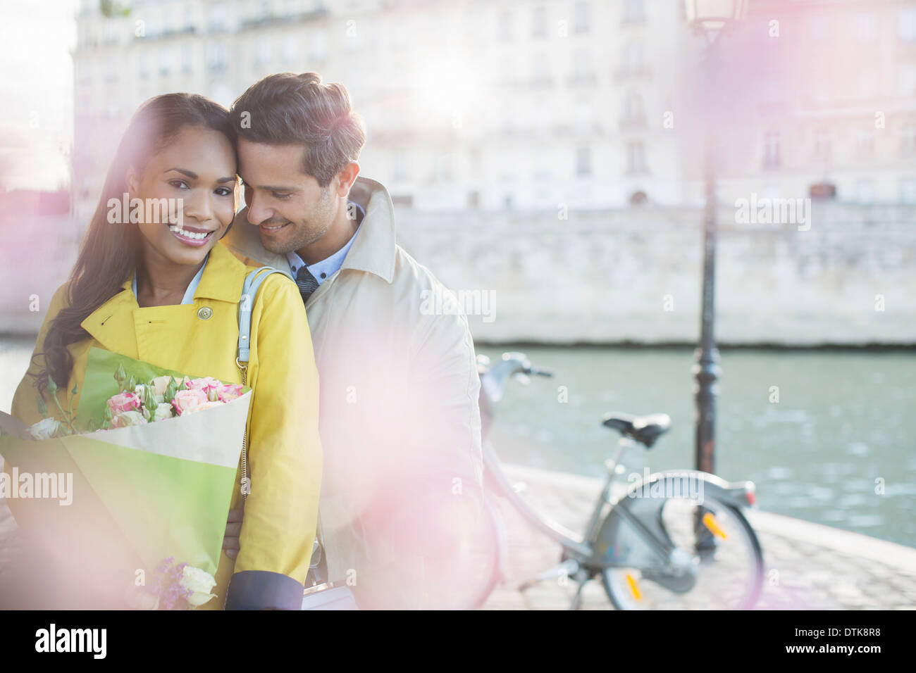 Paar mit Blumenstrauß an Seine, Paris, Frankreich Stockfoto