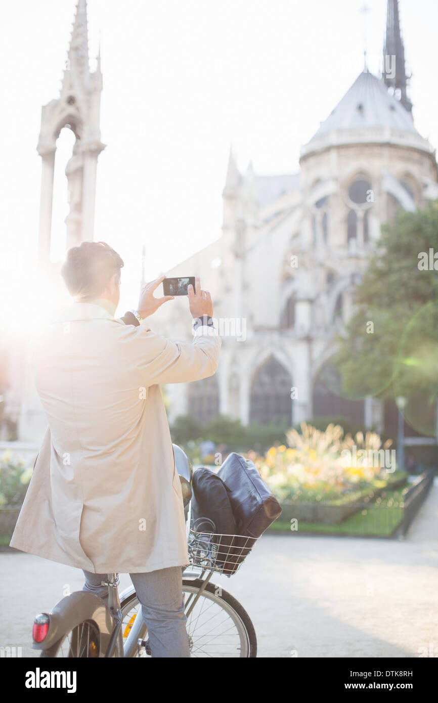 Mann fotografiert Kathedrale Notre Dame, Paris, Frankreich Stockfoto