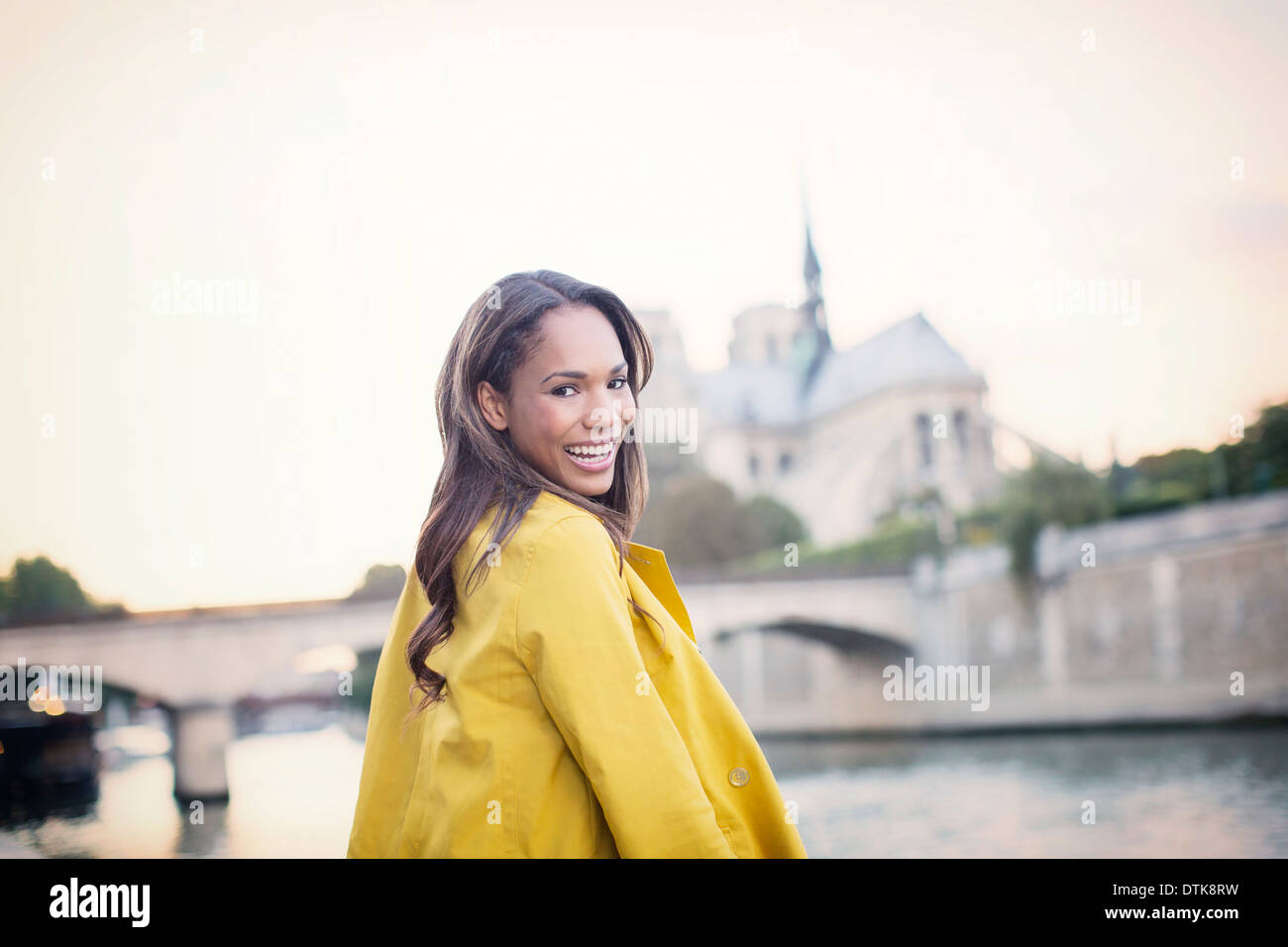 Frau lächelnd entlang Seine in der Nähe von Kathedrale Notre Dame, Paris, Frankreich Stockfoto