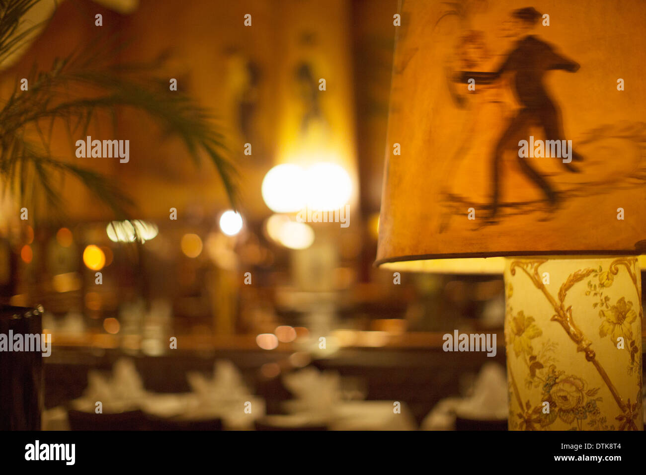 Illustrierte Tänzer auf Lampenschirm im restaurant Stockfoto
