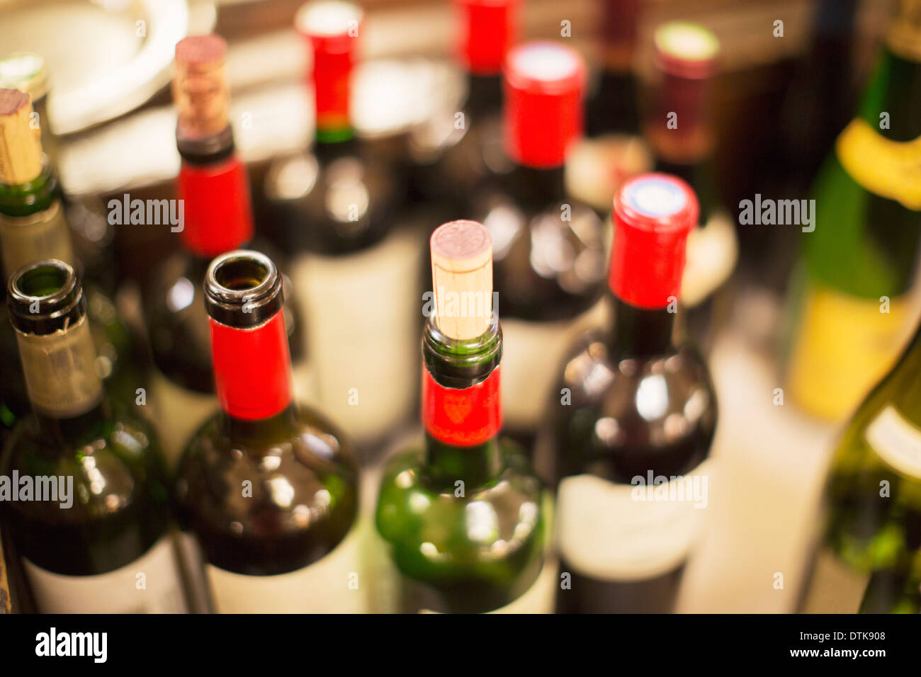 Nahaufnahme von entkorkt Weinflaschen Stockfoto