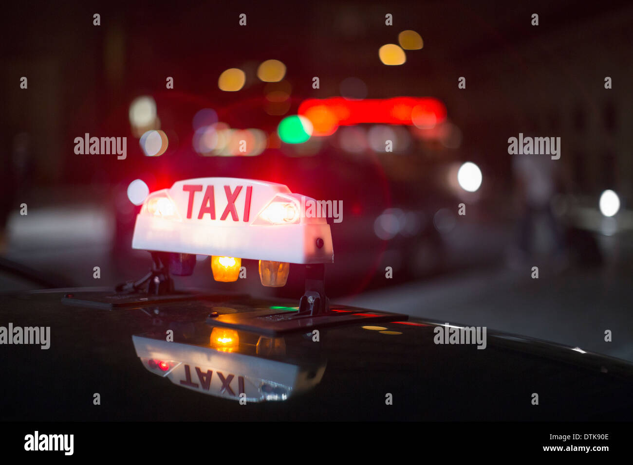 Nahaufnahme von beleuchtete Paris Taxi Licht, Paris, Frankreich Stockfoto