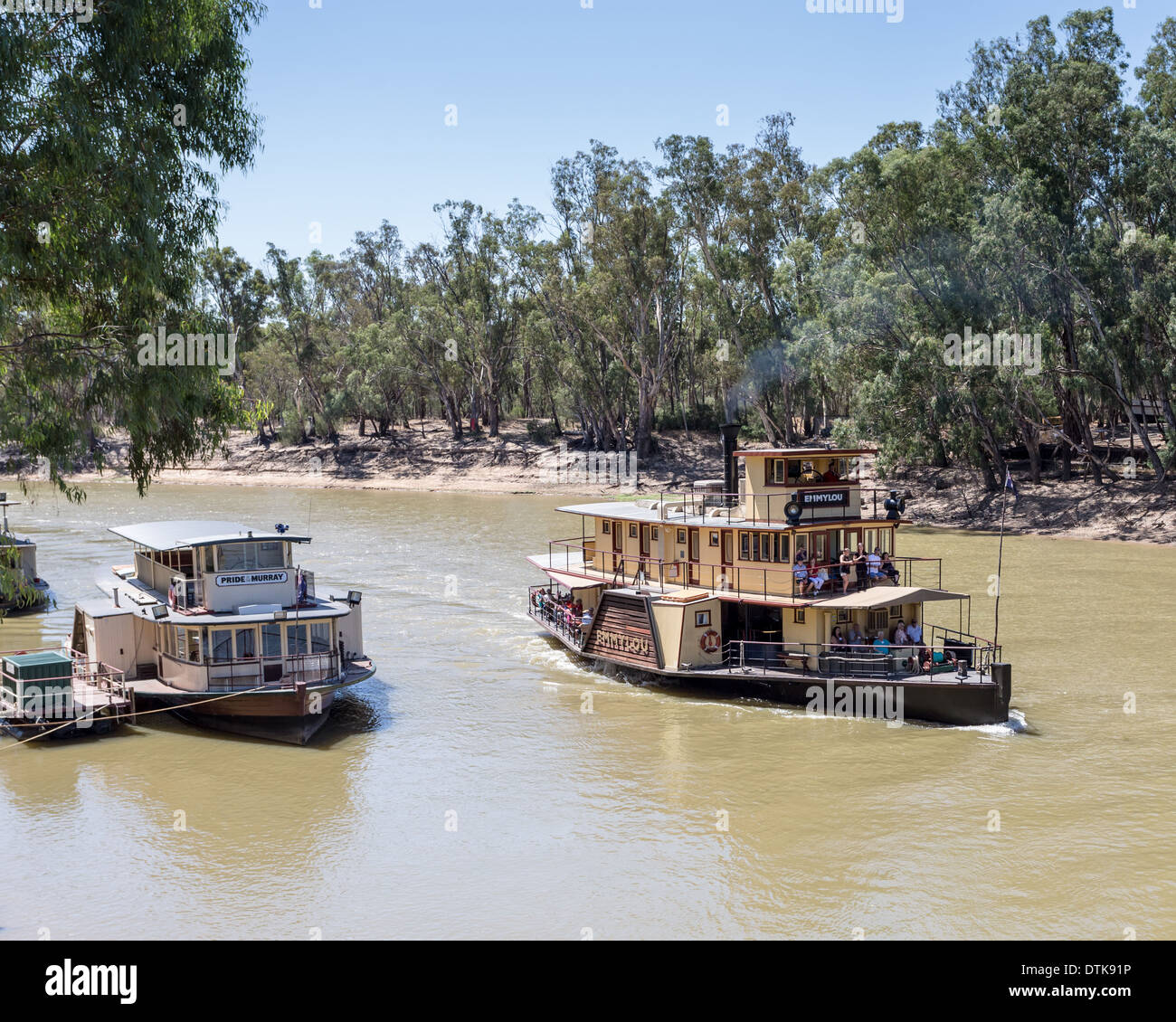 Raddampfer Emmylou vorbei Stolz des Murray am historischen Hafen von Echuca Bezirk auf dem Murray River. Stockfoto