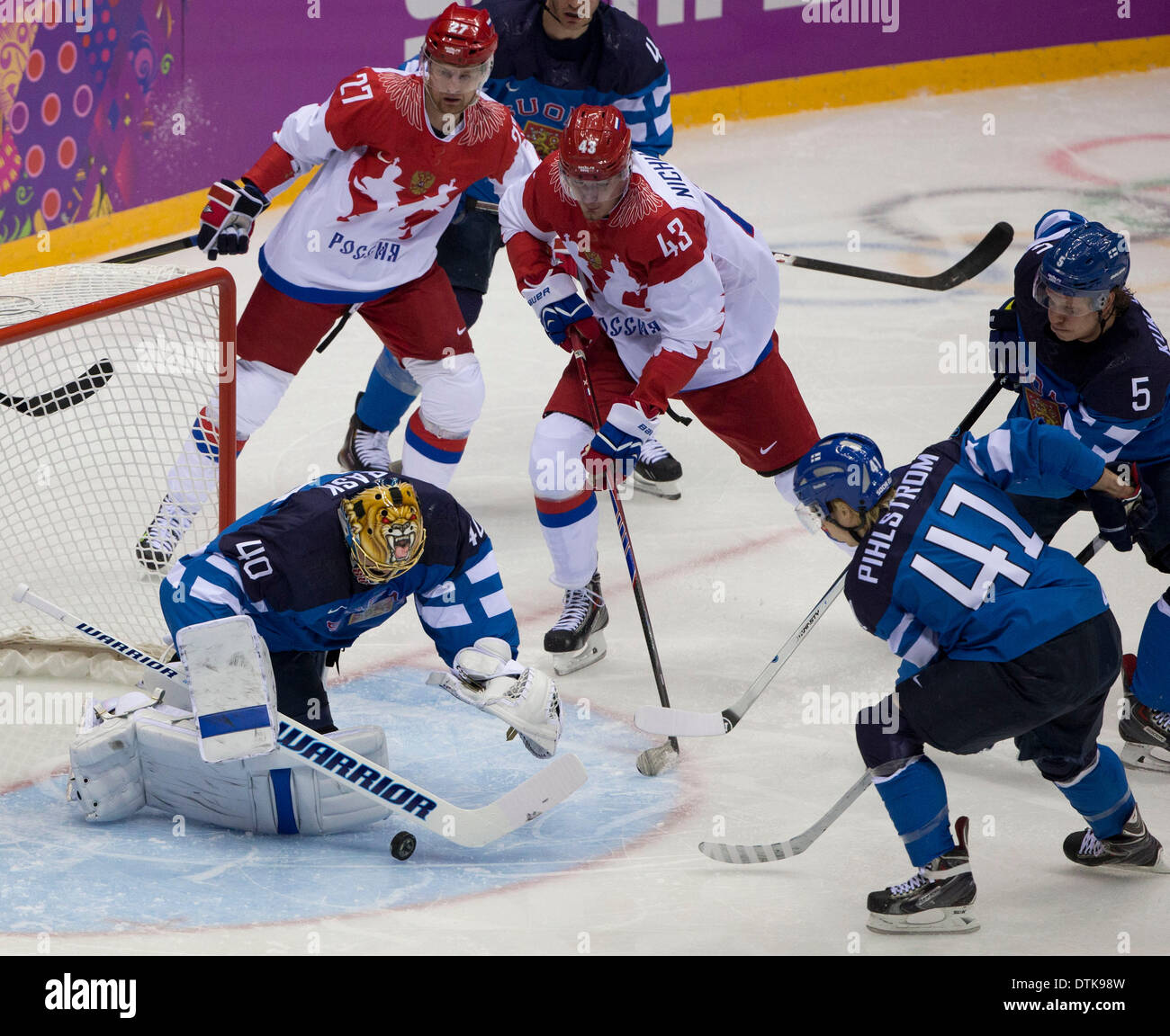 Sotschi, Russland. 19. Februar 2014. Finnland-Goalie TUUKKA RASK blockiert Aufnahme von Russland VALERI NICHUSHKIN im Bolschoi Ice Dome während der Olympischen Winterspiele 2014 in Sotschi. Bildnachweis: Paul Kitagaki Jr./ZUMA Wire/ZUMAPRESS.com/Alamy Live-Nachrichten Stockfoto