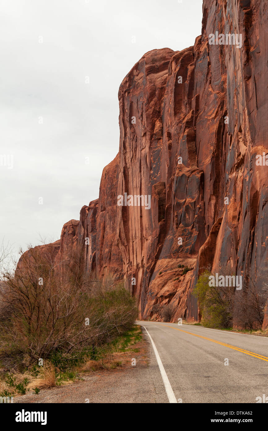 Hoch aufragende Felswände entlang Potash Road in der Nähe von Moab, Utah. Stockfoto