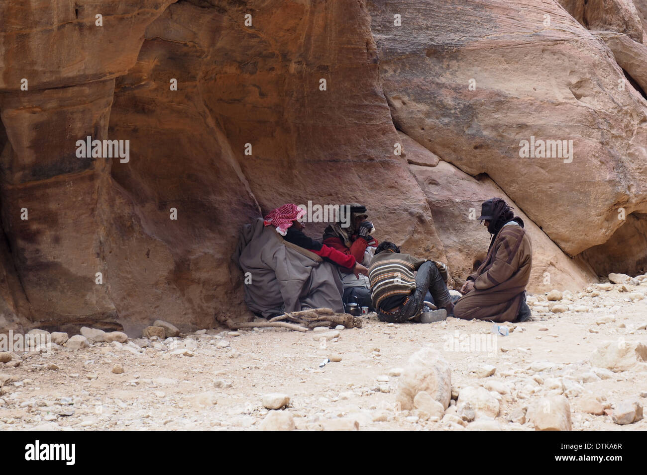 Drei Beduinen Männer und Jugendliche Teetrinken in Petra Jordanien ein UNESCO-Weltkulturerbe Stockfoto