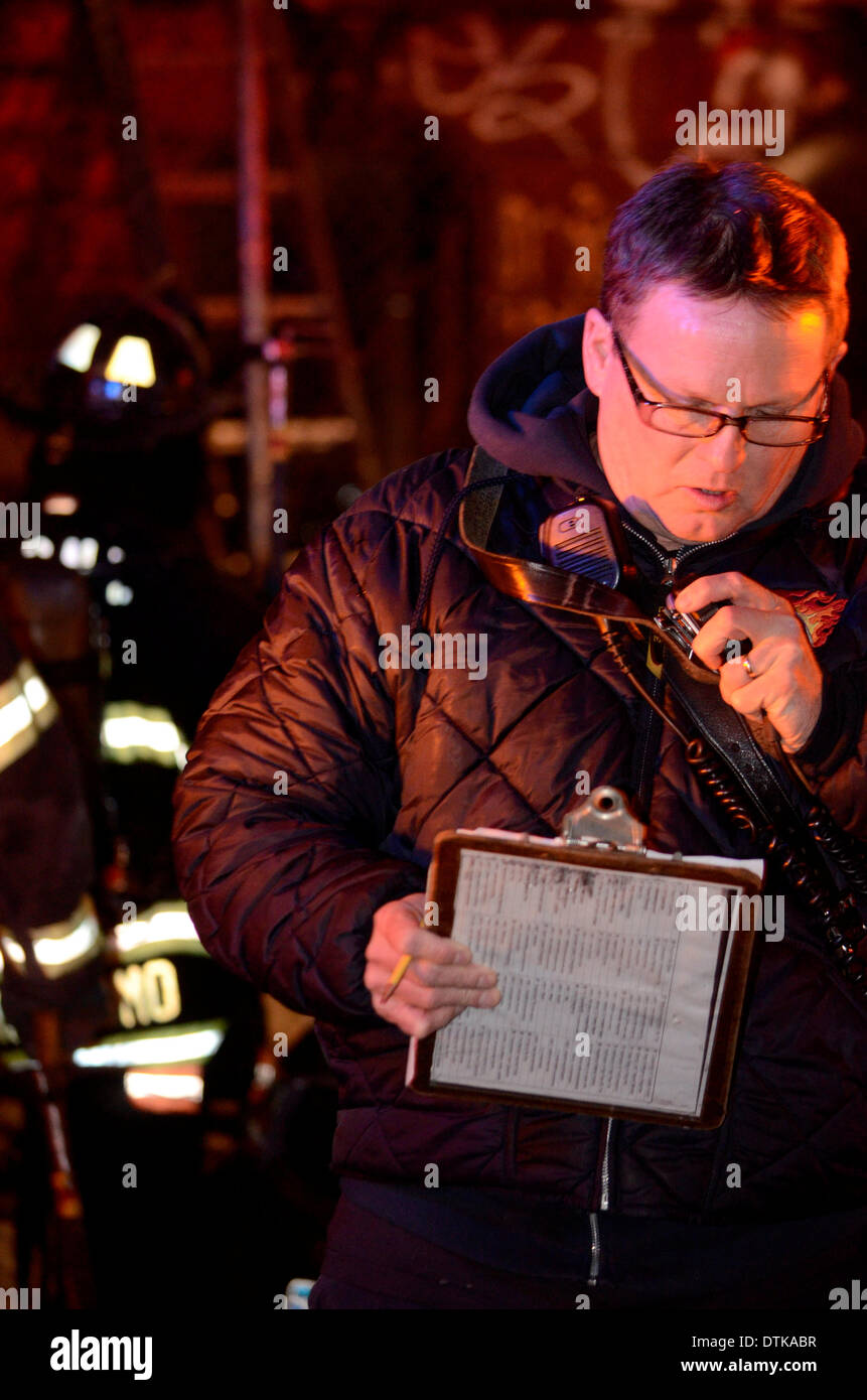 Bedford Stuyvesaunt, New York, USA. 19. Februar 2014. Feuer reißt durch freie Gebäude in Bedstuy. Apartment im Untergeschoss war überfüllt mit Papieren und Müll verursacht einen harten Kampf für FDNY. Keine Verletzungen wurden berichtet Credit: Michael Glenn/Alamy Live News Stockfoto