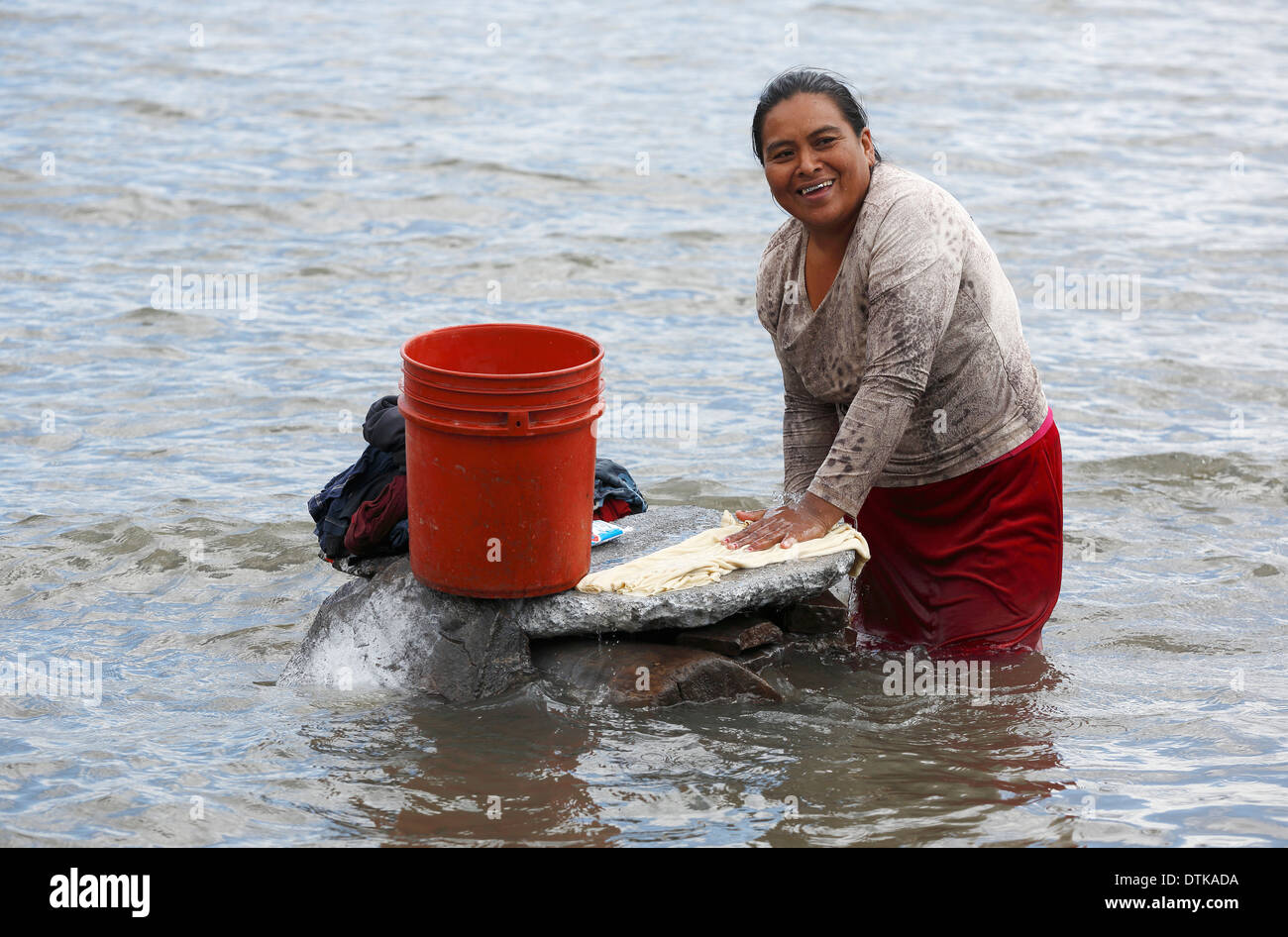 Frau Hand Wäsche waschen, Lago de Apanas, Nicaragua Stockfoto