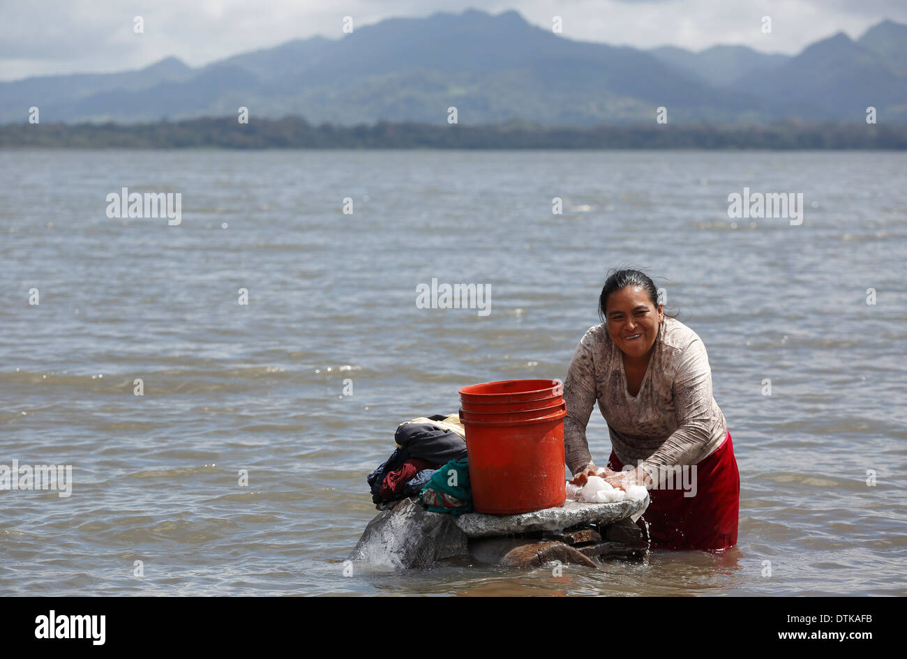 Frau Hand Waschen Wäsche, Lago de Apanas, Nicaragua Stockfoto