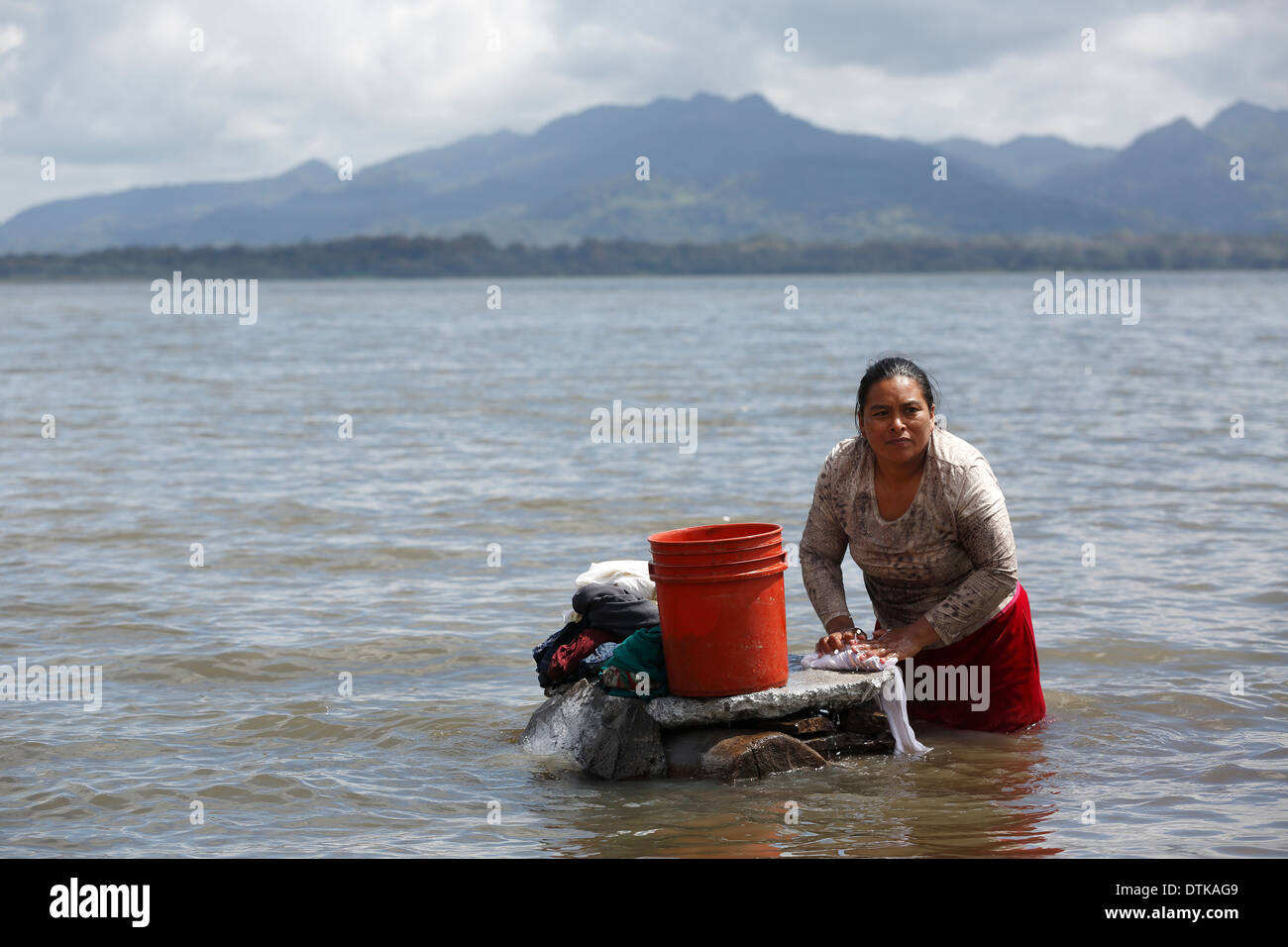 Frau Hand Waschen Wäsche, Lago de Apanas, Nicaragua Stockfoto