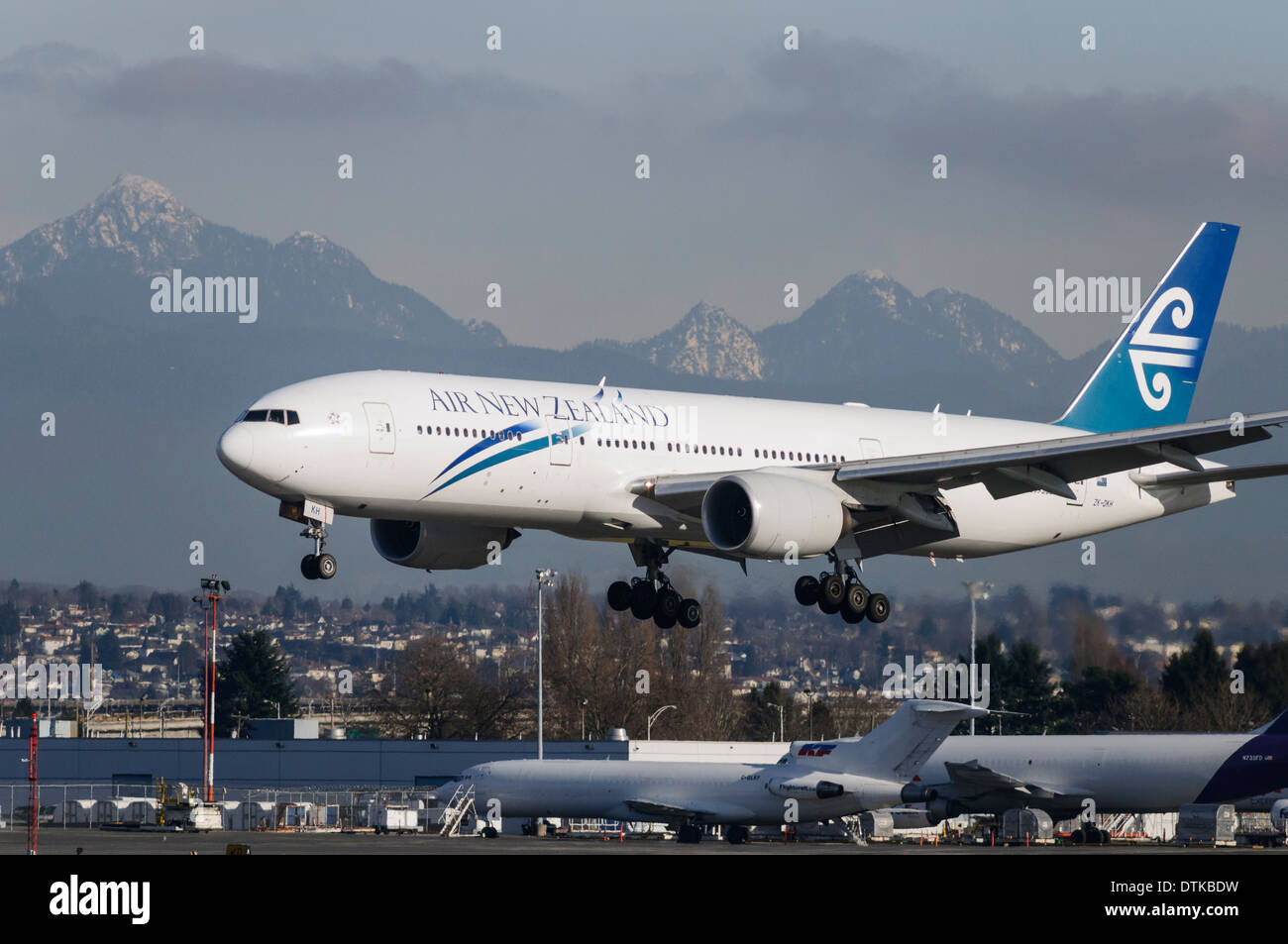 Air New Zealand Boeing 777-200ER ZK-OKH airborne Landung Flughafen Vancouver Kanada Stockfoto
