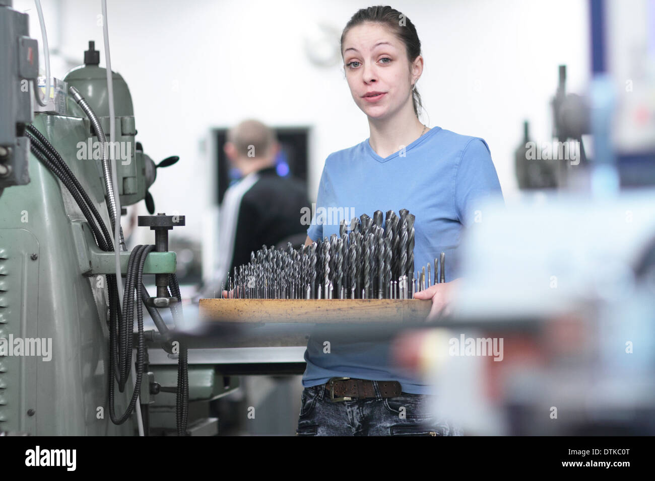junge Frau in einem Handwerk Mechaniker Raum arbeiten Stockfoto
