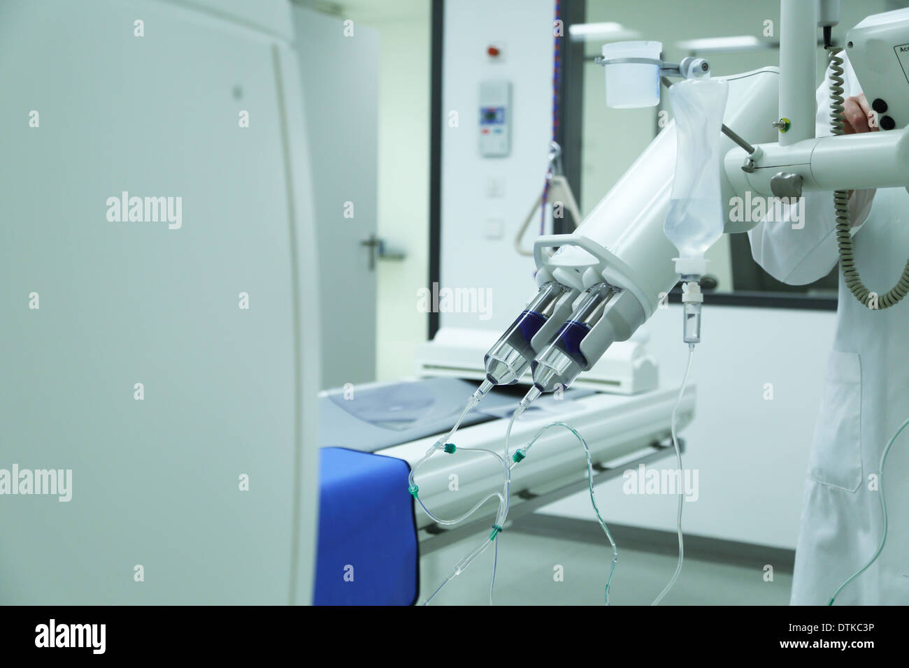 Arzt Frau mittleren Alters arbeiten in der Radiologie CT MRI Stockfoto