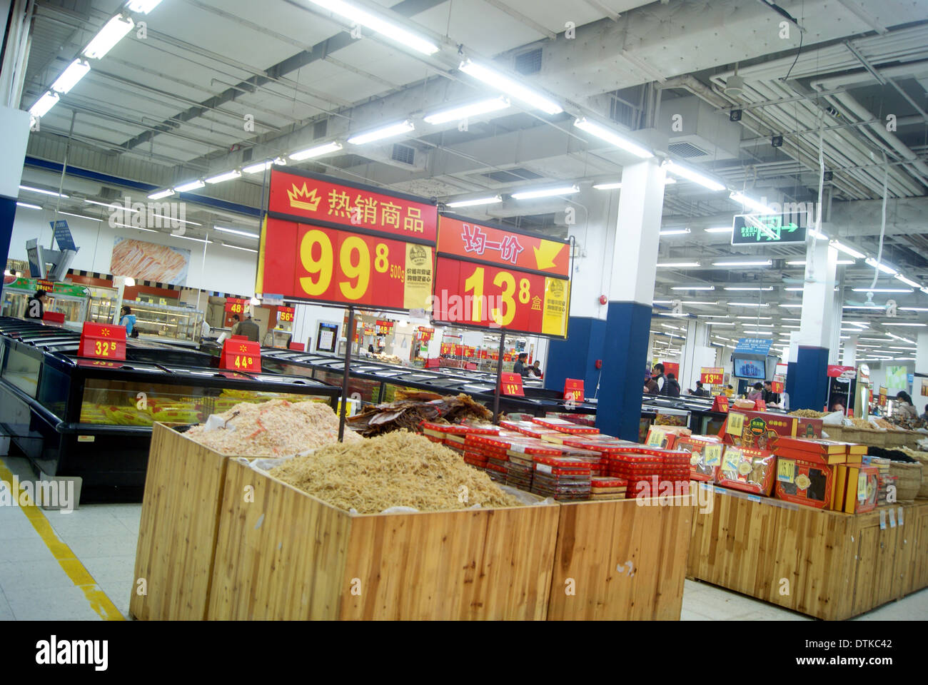 Wal-Mart in China. Menschen in den Warenkorb. Stockfoto