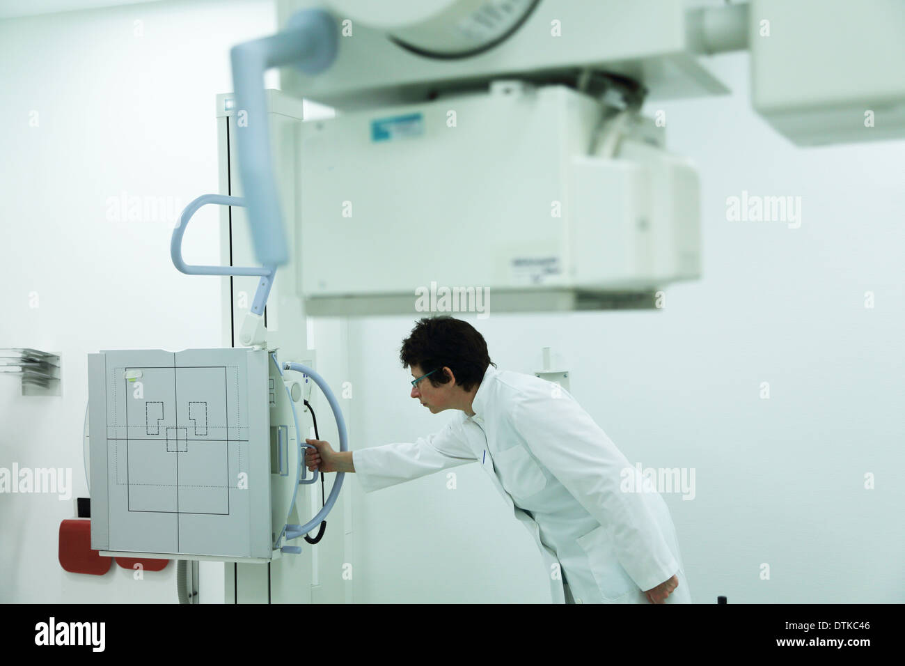 Arzt Frau mittleren Alters arbeiten in der Radiologie CT MRI Stockfoto