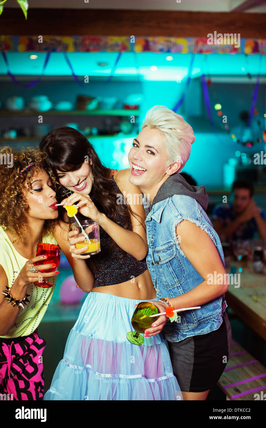 Frauen genießen Cocktails auf party Stockfoto
