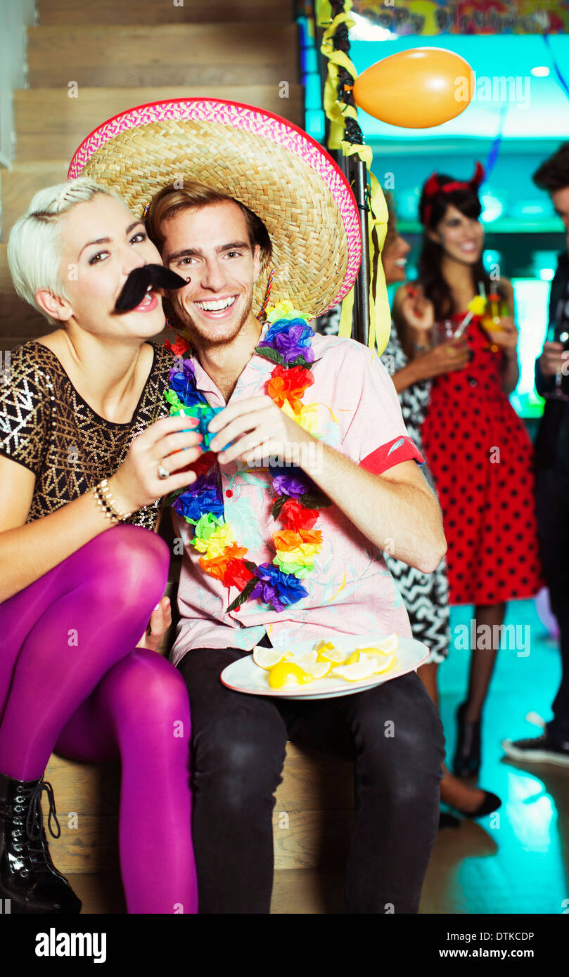 Paar in Kostümen auf party Stockfoto