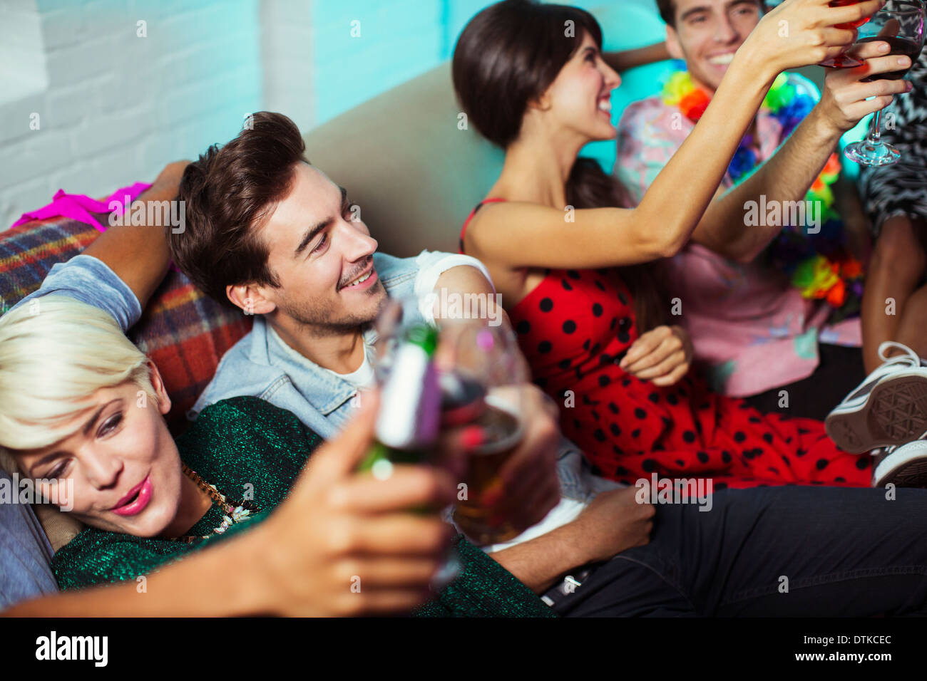 Freunde auf Sofa auf party Stockfoto