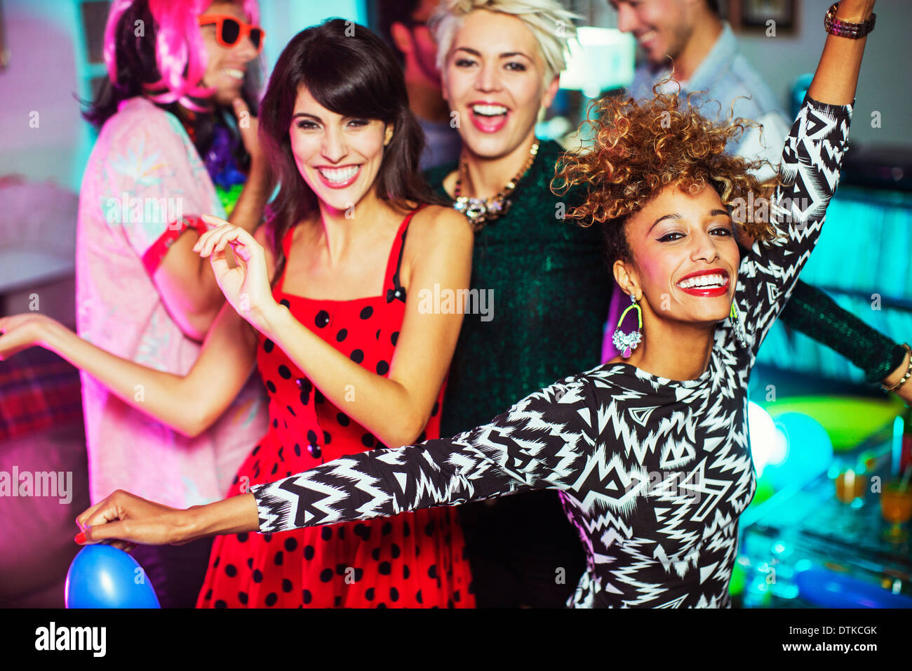 Freunde, die zusammen tanzen, Party Stockfoto