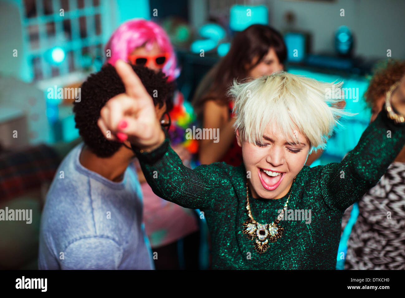 Freunde, die zusammen tanzen, Party Stockfoto