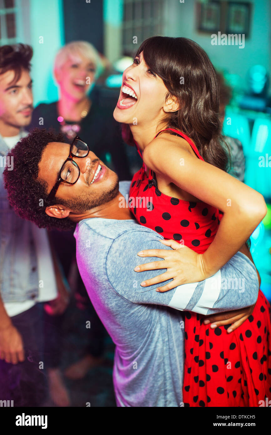 Paare tanzen gemeinsam auf party Stockfoto