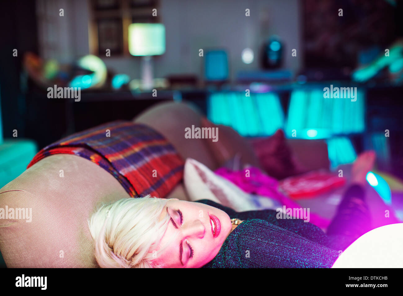 Frau schläft auf dem Sofa nach party Stockfoto
