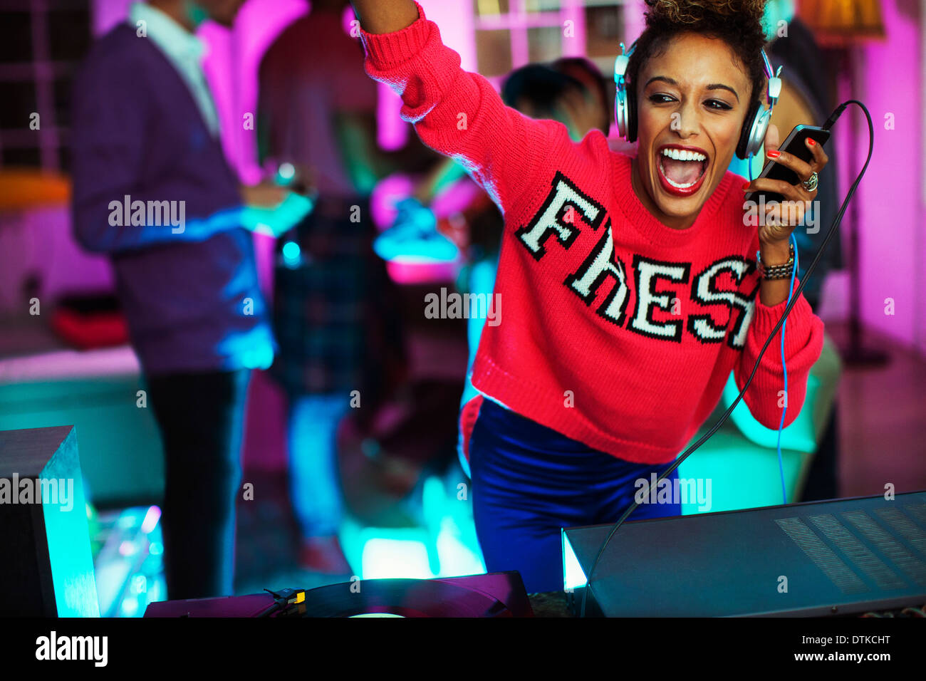 Frau spielt Musik auf party Stockfoto