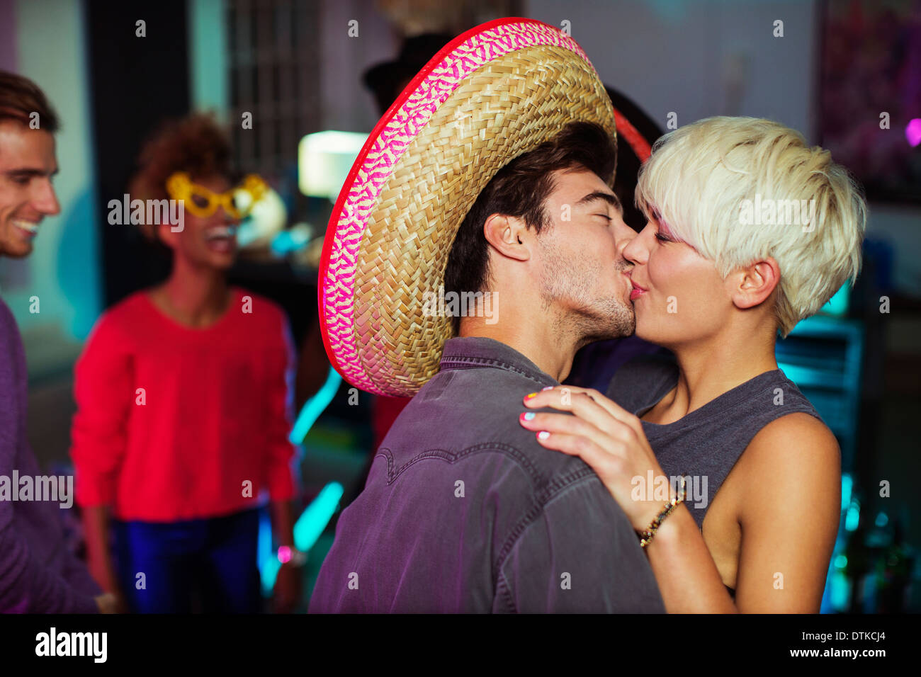 Paar Küssen auf party Stockfoto