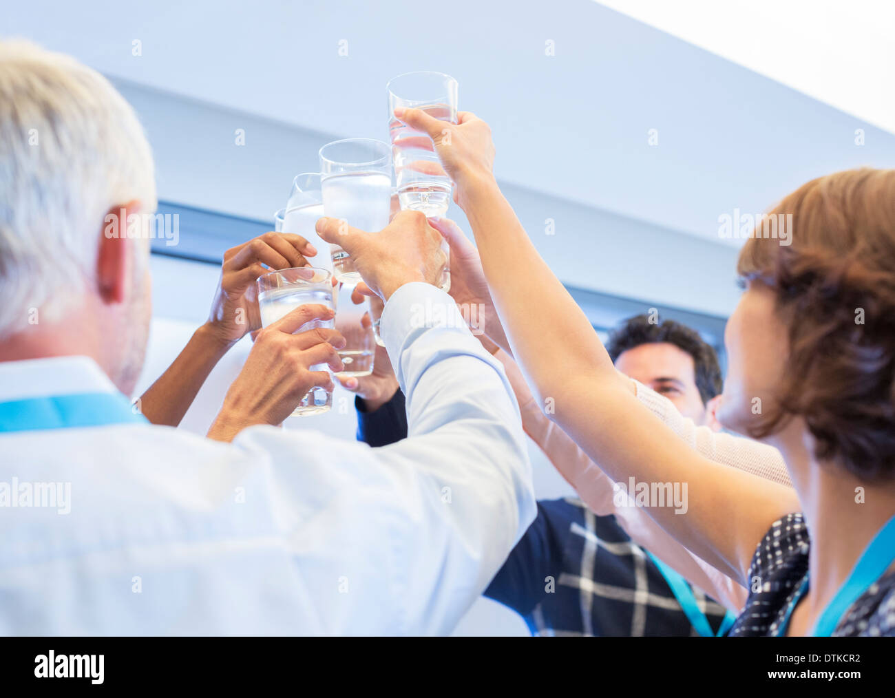 Business-Leute Toasten Wassergläser Stockfoto