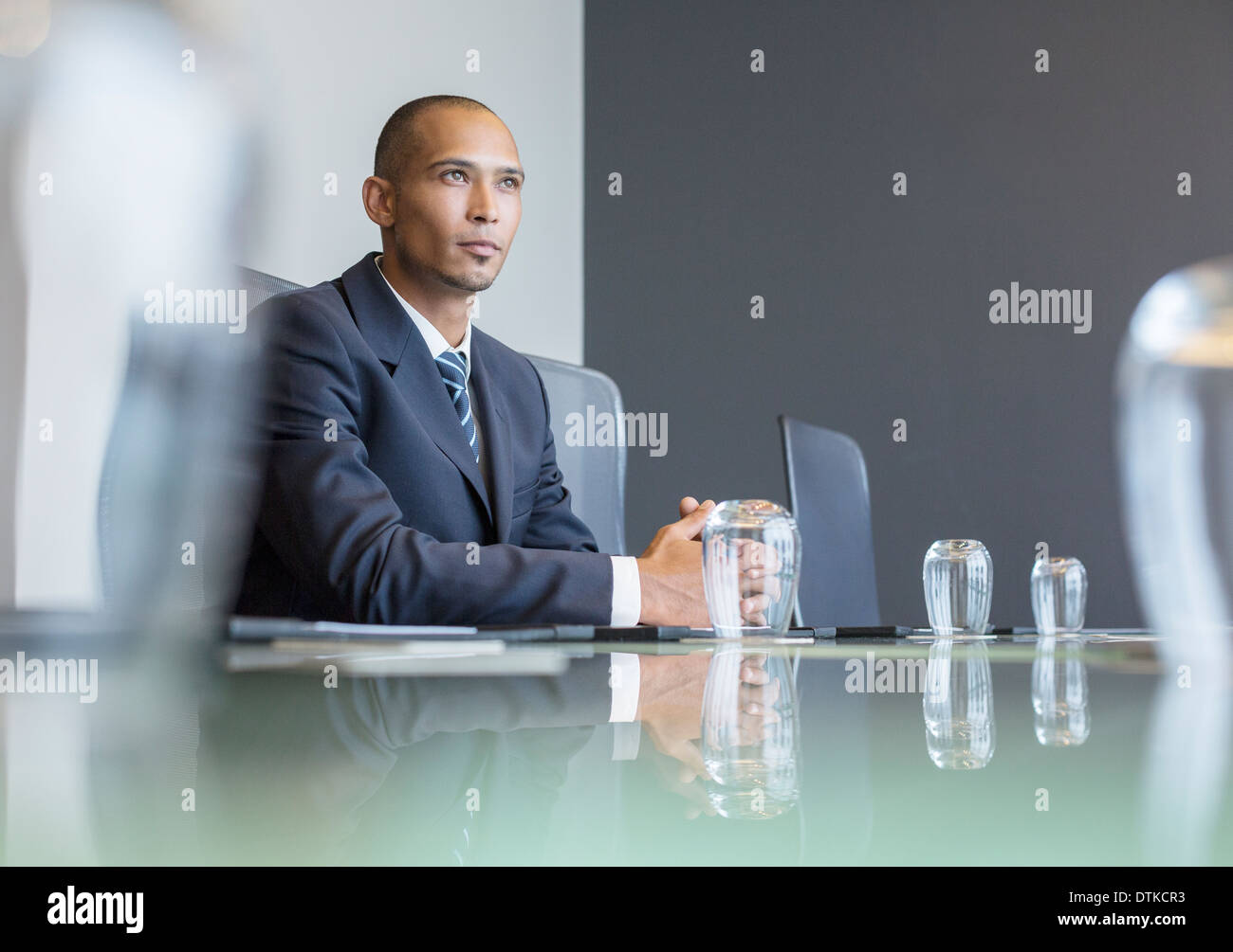 Nachdenklich Geschäftsmann im Meeting sitzen Stockfoto