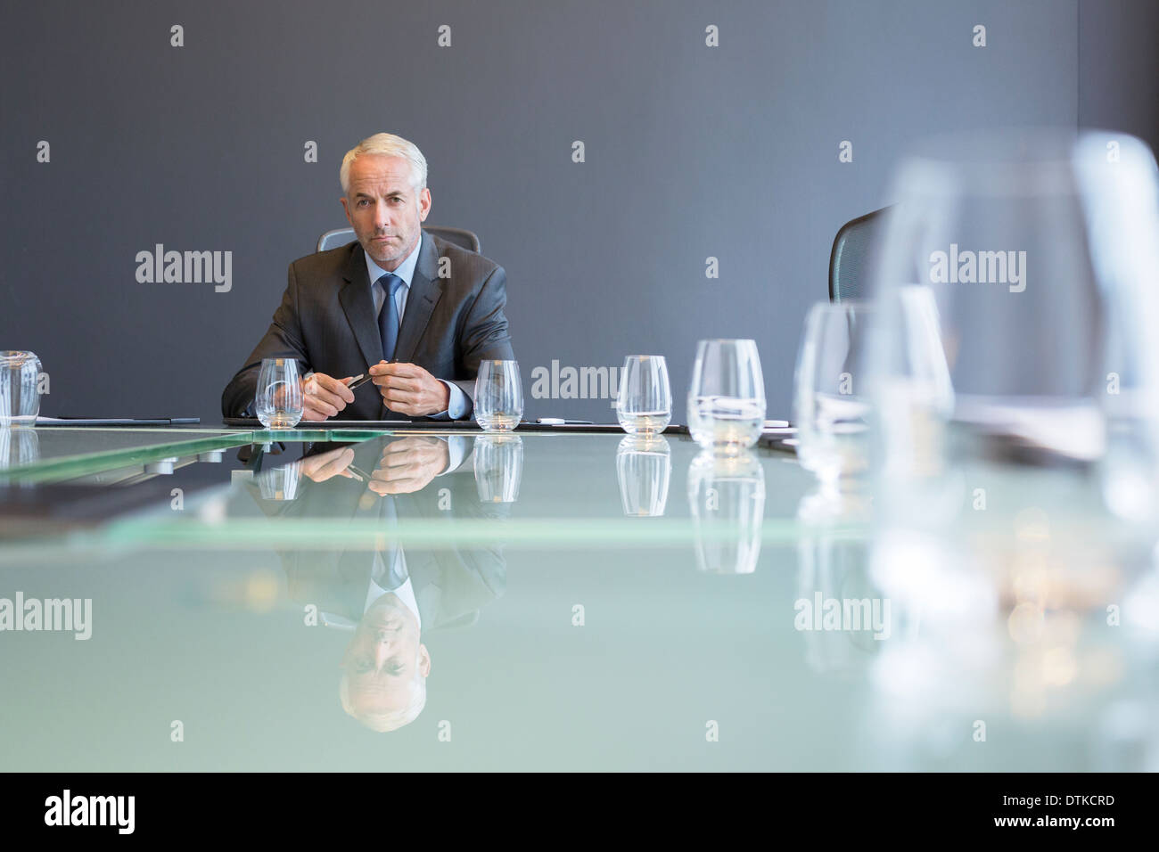 Geschäftsmann, sitzen am Besprechungstisch Stockfoto