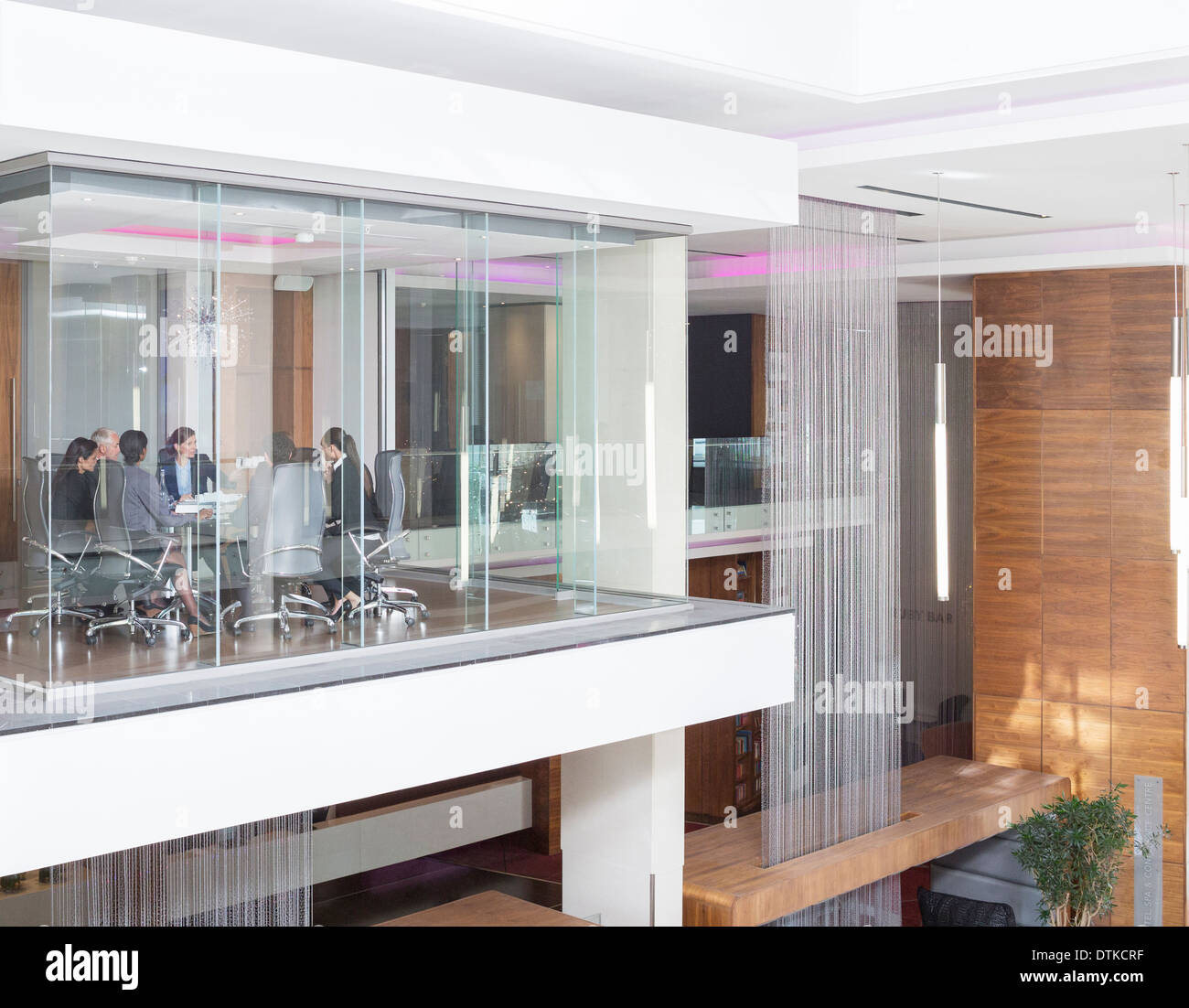 Glas-Tagungsraum im modernen Büro Stockfoto