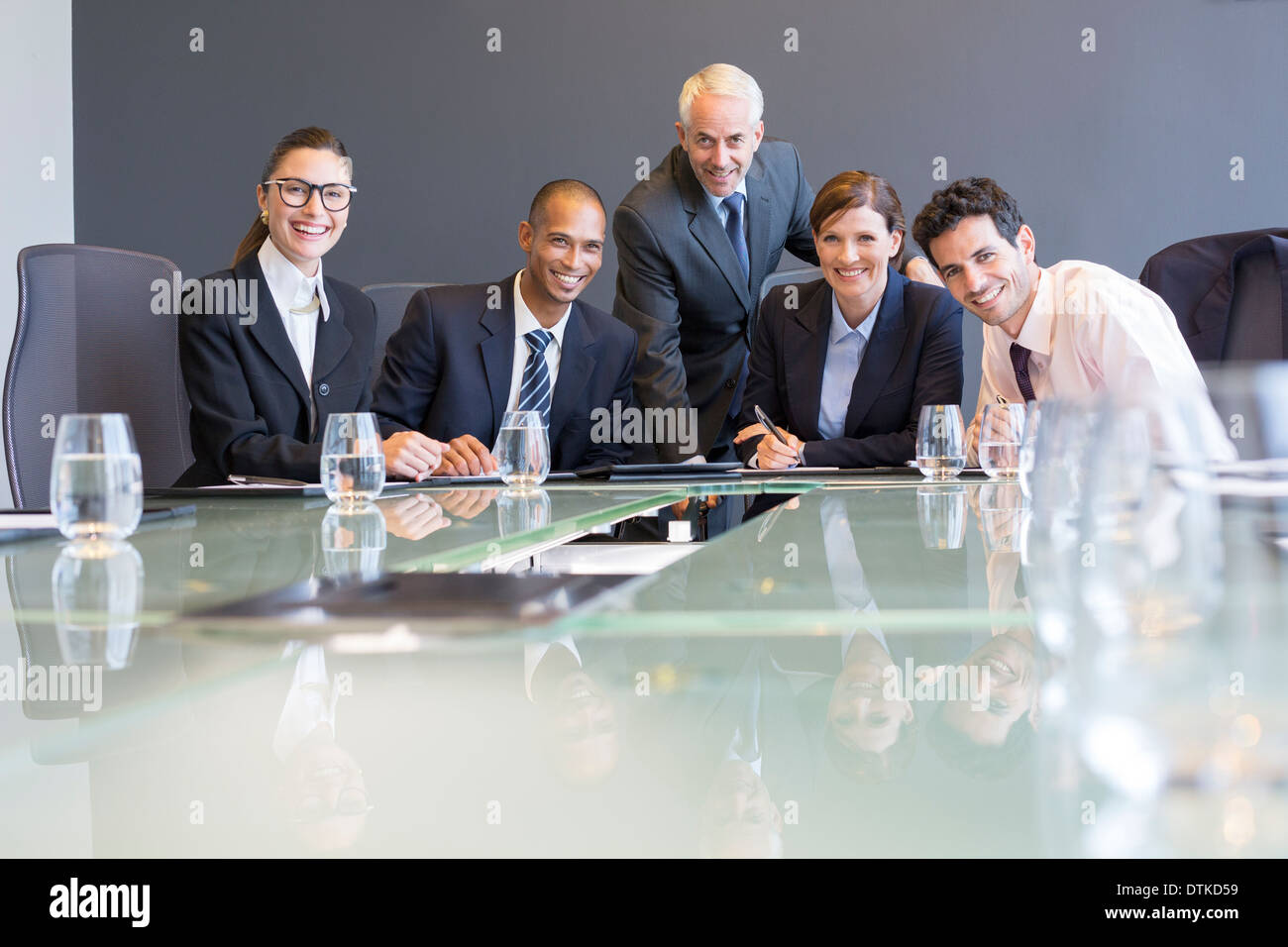 Geschäftsleute, die lächelnd in treffen Stockfoto